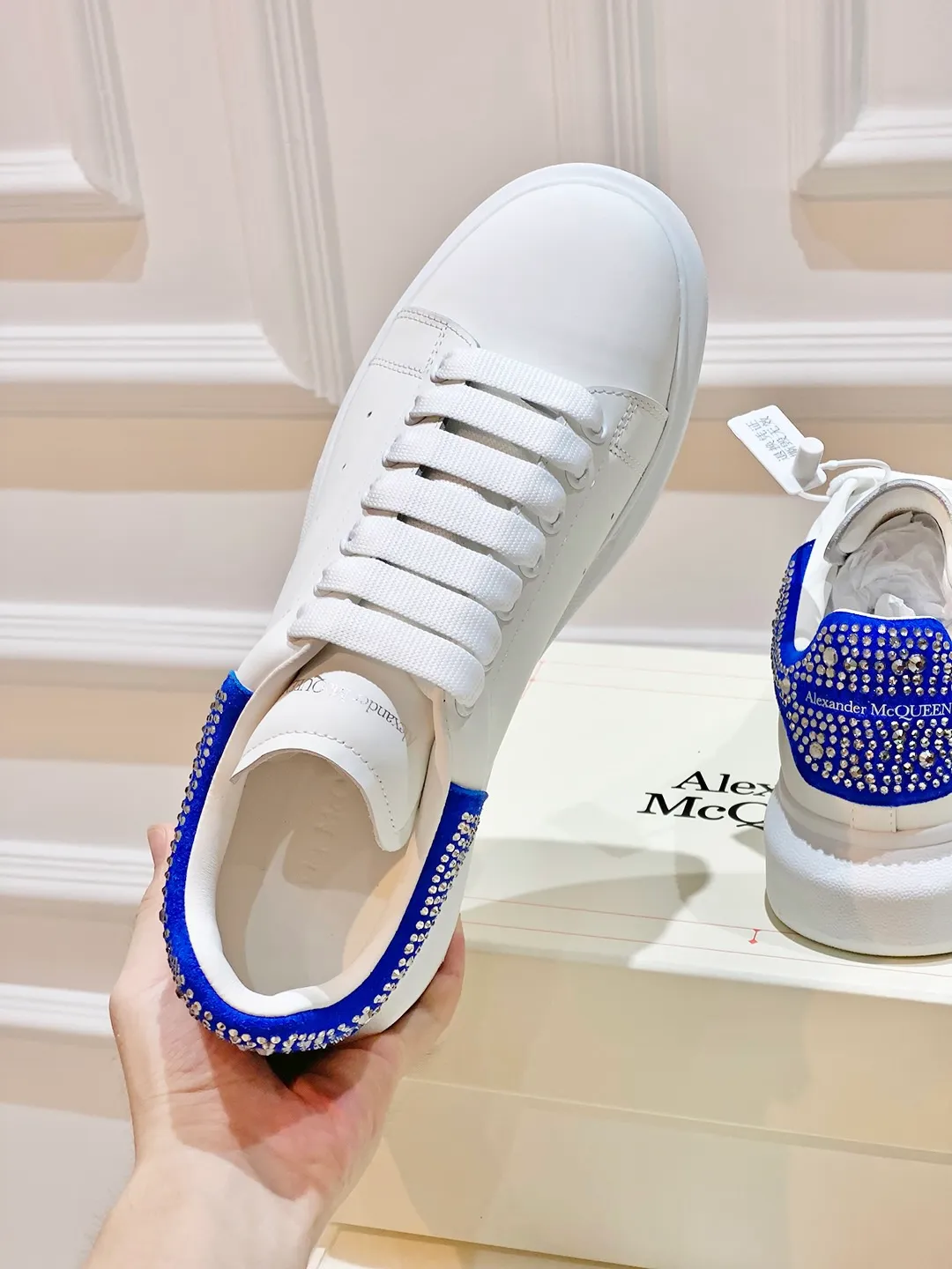 👟👟Ex-factory price 560👟👟 𝐀𝐥𝐞𝐱𝐚𝐧𝐝𝐞𝐫 𝐌𝐜𝐐𝐮𝐞𝐞𝐧A must-have for going out ~ full of confidence. McQueen white shoes are versatile and can instantly elongate your proportions. The long legs that fill the screen make you confident, sweet and cool, and can be controlled by both male and female gods, making you look better as you wear them. ⭐Shoe upper material: first-layer cowhide ⭐Shoe lining material: sheepskin ⭐Available sizes: 35-40, male 39-45 (female 40, male 45 customized)